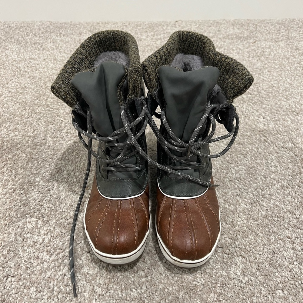 Snow boots
